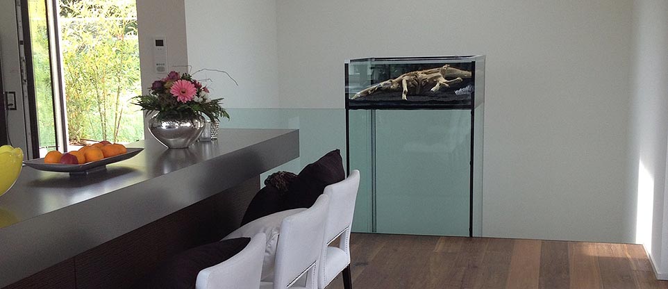 #nivoslider-caption-4 Aquarium mit Wasserfall am Treppenaufgang